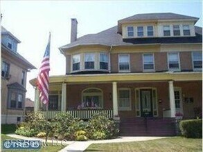 Building Photo - 1242 E High St