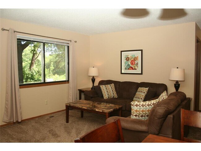 Foto del edificio - 1202 W Royal Oaks Dr