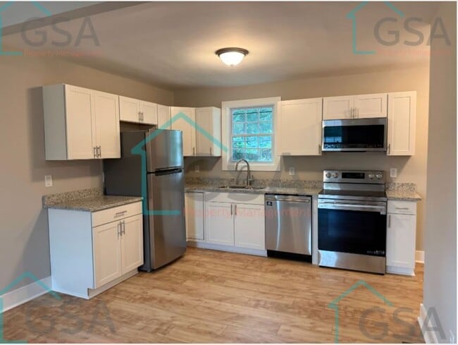 Building Photo - 694 Saxon Ave