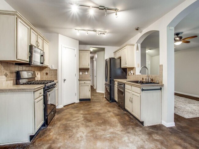 Building Photo - 2211 Lilac Cir