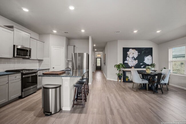 Building Photo - 3 Bedroom/2 Bath Potranco Run Subdivision