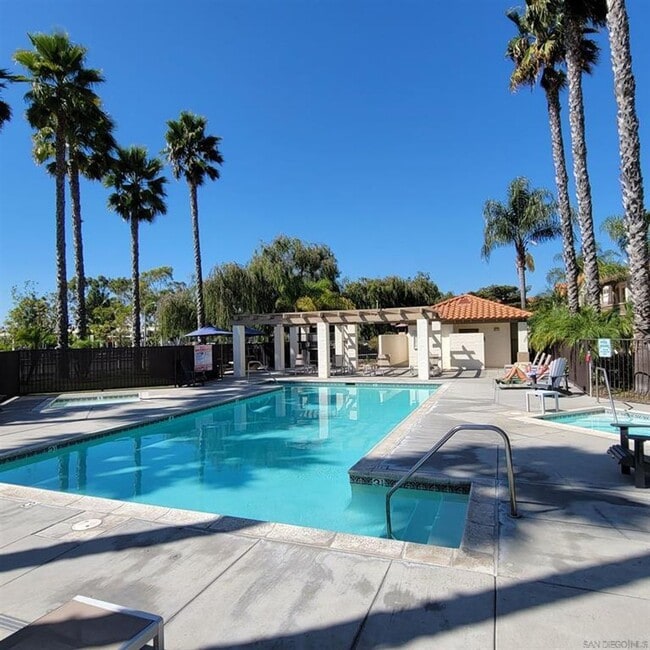 Building Photo - Private end unit townhome!! AVAILABLE JANUARY 25, 2025