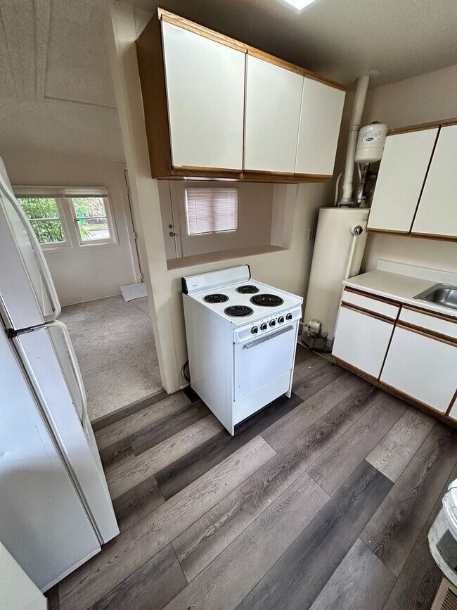 Foto del edificio - Three Bedroom, One Bathroom House with Fenced Yard