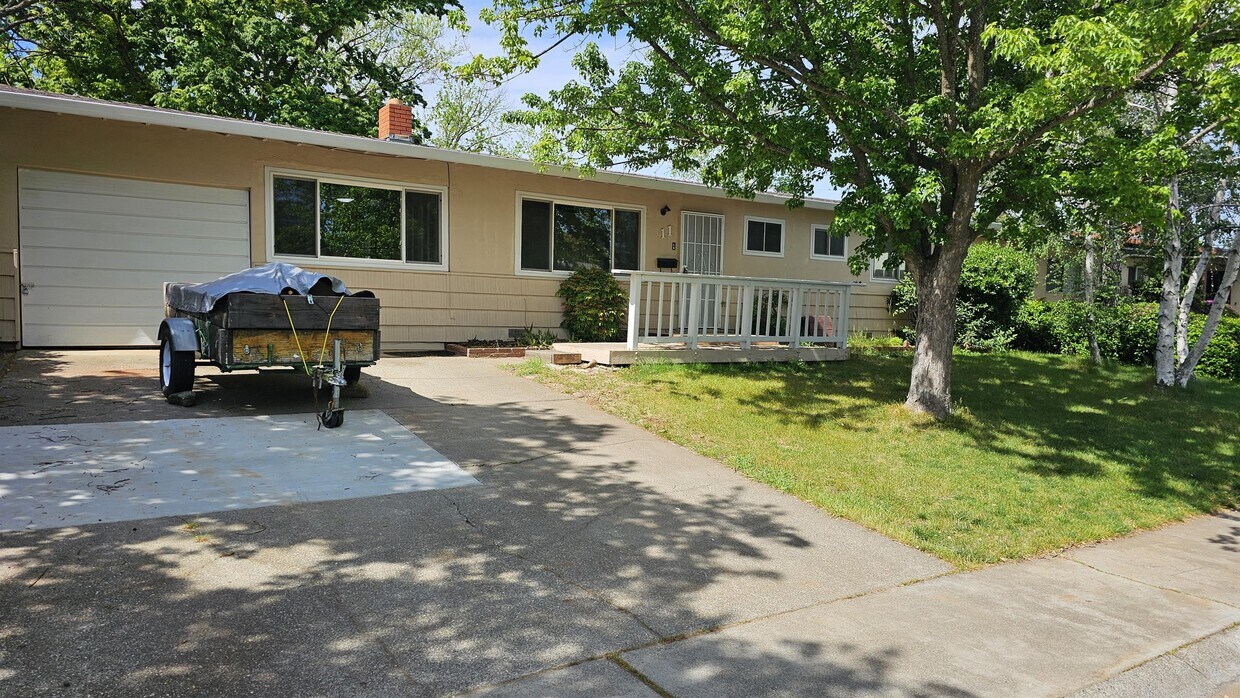 Primary Photo - 11 Amber Way