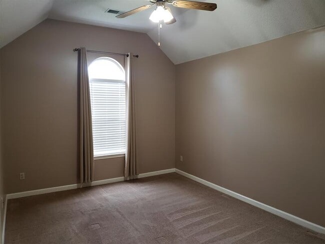 Building Photo - 6878 Lagrange Cir N