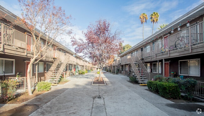 Regency Apartments - Courtyard - Regency & Lexington