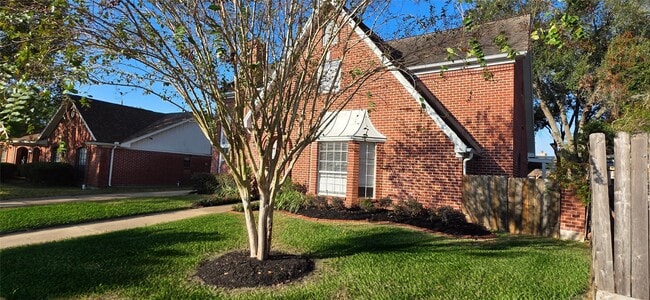 Building Photo - 14810 Charlmont Dr