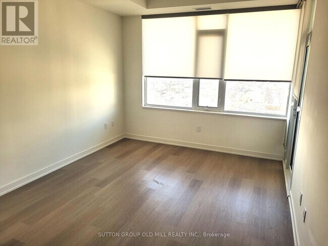 Photo du bâtiment - 859 The Queensway