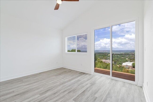 Foto del edificio - MIDTERM LEASE ACCEPTABLE!!