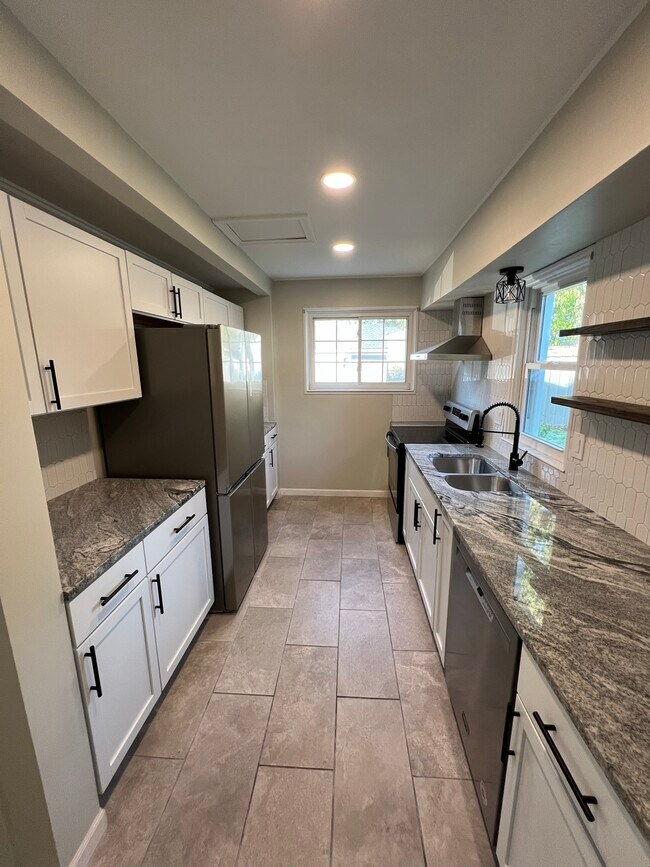 Cocina completamente nueva - 430 S Webik Ave