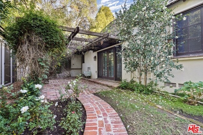 Foto del edificio - 23057 Sylvan St