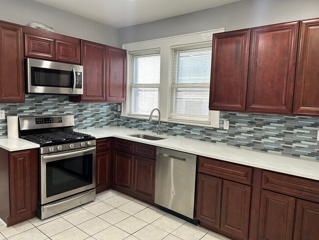 Building Photo - 10 Adams St