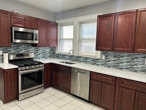 Building Photo - 10 Adams St