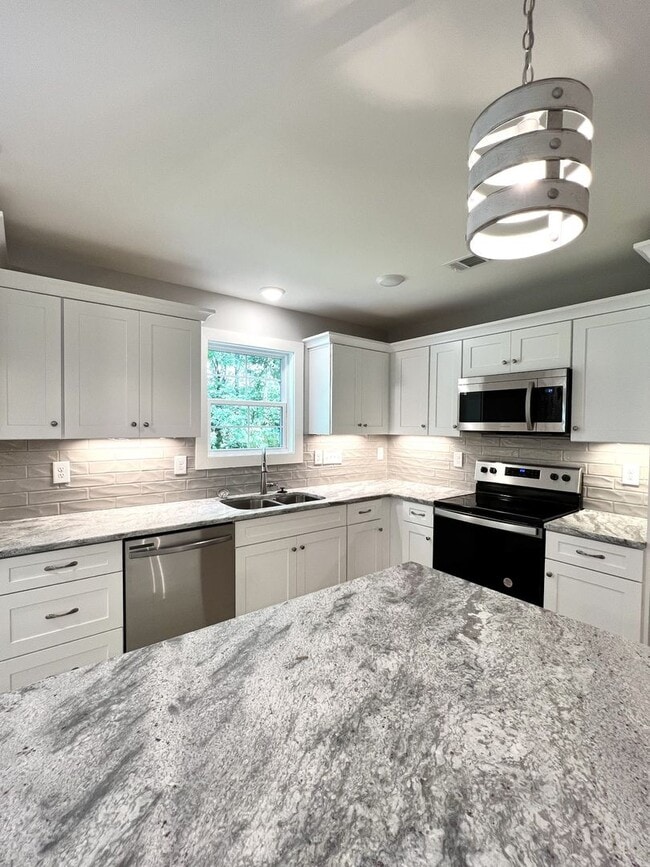 Building Photo - TOWNHOME ON WEST SIDE NEAR FIVE OAKS GOLF ...