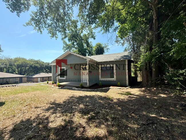 Building Photo - Newly Renovated 2 Bedroom, 1 Bathroom Home!