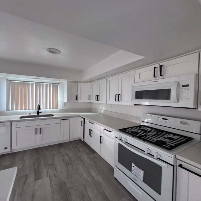 Building Photo - 5527 Radford Ave