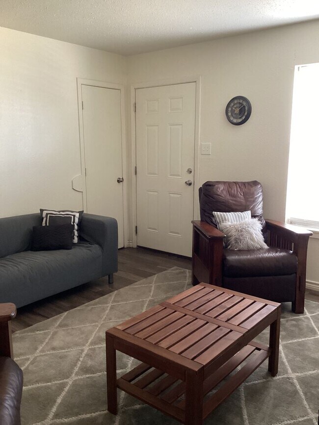Foto del edificio - Fully Furnished Modern 2 Bedroom on Quiet Street and Close to ENMU!