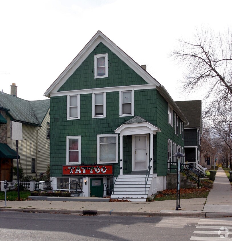 Building Photo - N Farwell Ave