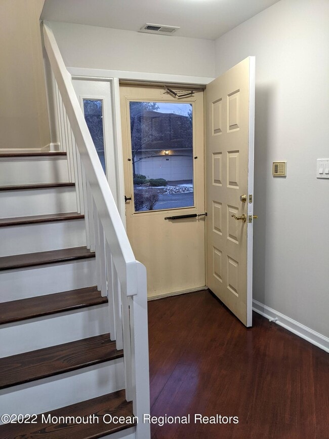 5 Gate House Ln, Edison, NJ 08820 Condo for Rent in Edison, NJ