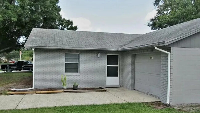 Building Photo - 2851 Delrose Dr N