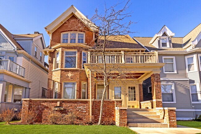 Foto del edificio - 2839 N Downer Ave