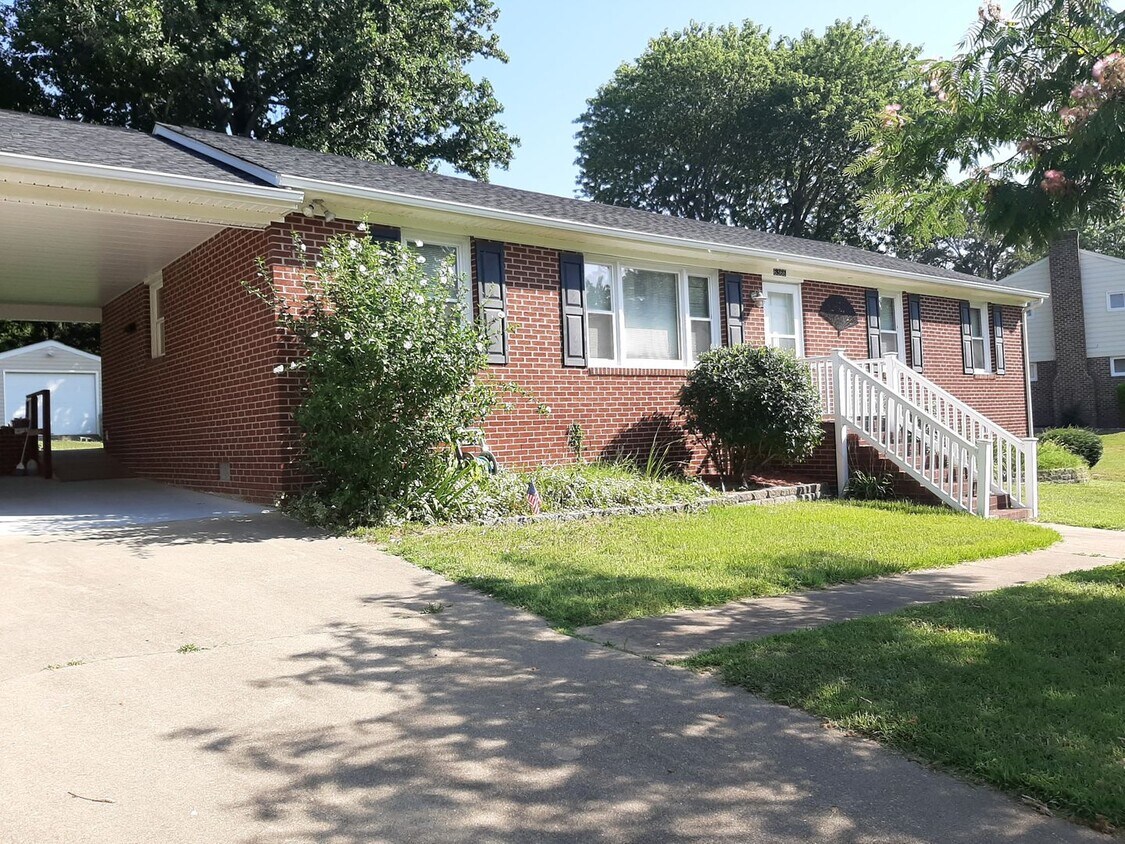 Foto principal - 3 bedroom 2 bath ranch style home