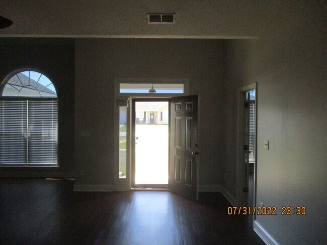 Foto del edificio - 153 Hedgerow Dr