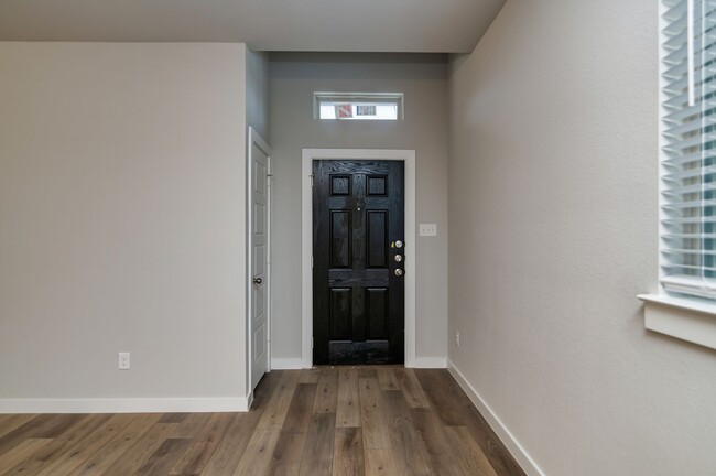 Foto del edificio - GORGEOUS 3 BEDROOM DUPLEX LOCATED IN MIDLO...