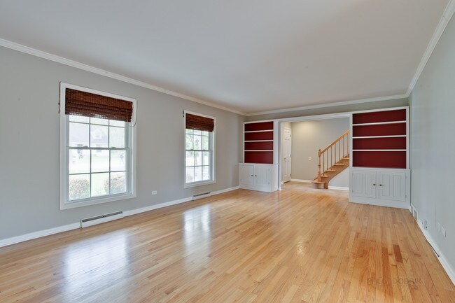 Building Photo - 337 W Roslyn Rd