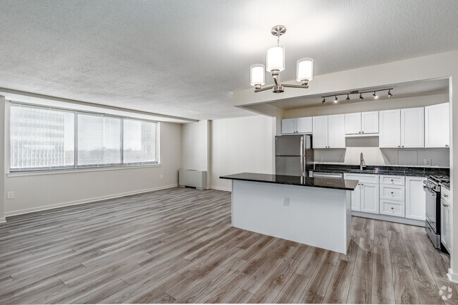 1BR, 1BA - 845SF - Topaz House