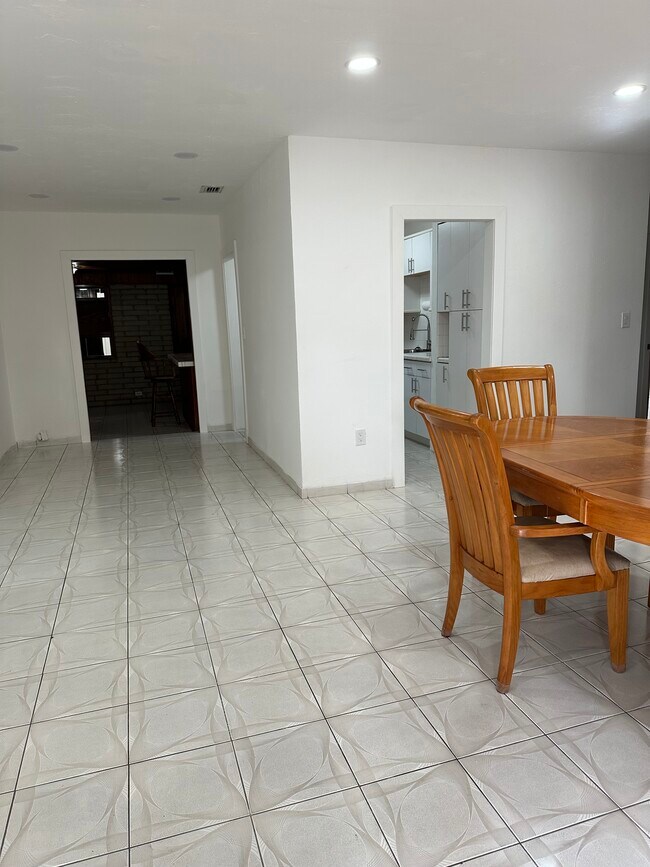 Building Photo - 811 NE 2nd Pl