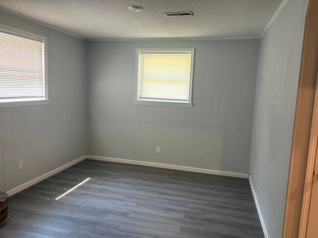 Foto del edificio - 124 Englewood Rd