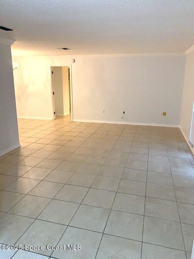 Building Photo - 626 Fairhaven St NE