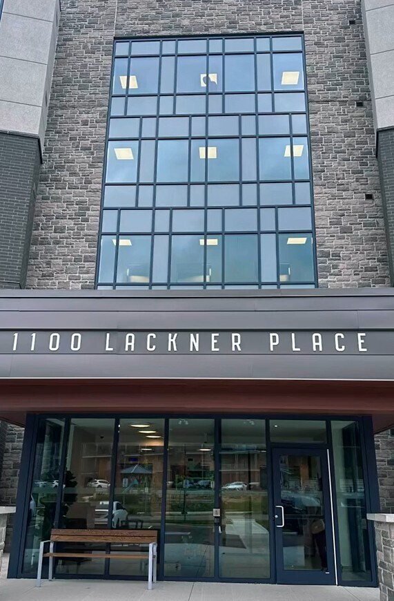 Photo du bâtiment - 1000 Lackner Pl