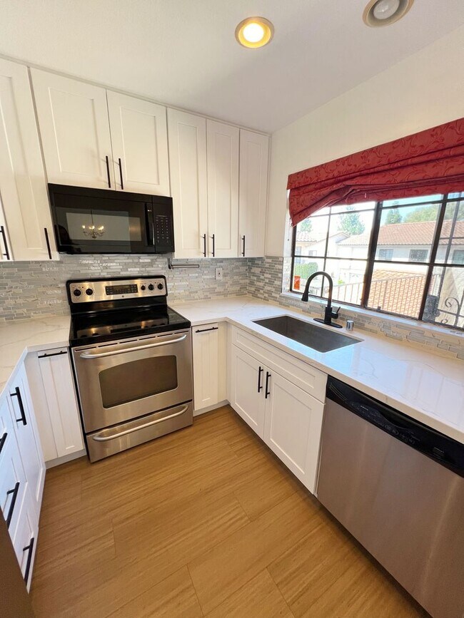 Building Photo - 2 Bed/2 Bath Upper Level Condo at Marbella