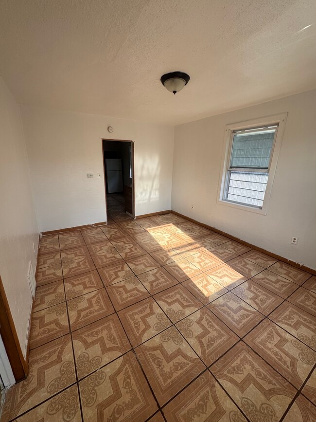 Building Photo - 1115 Brewster St