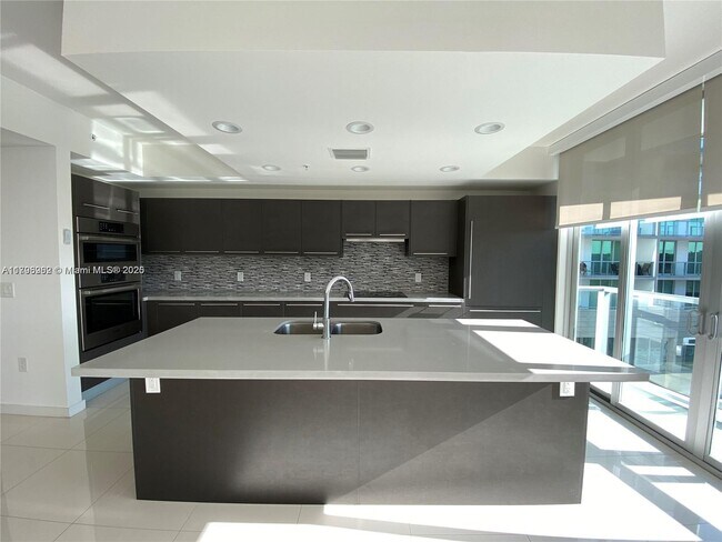 Foto del edificio - 7751 NW 107th Ave