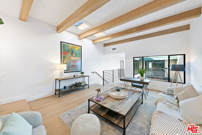 Building Photo - 6502 Dume Dr