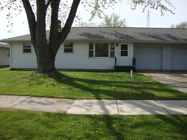 Building Photo - 2906 Hyacinth Ave