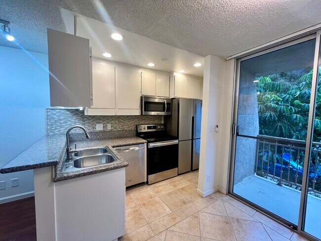 Building Photo - 659 S Cloverdale Ave