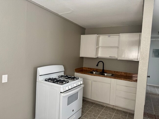 Building Photo - Cute 3/1 Home Available for Immediate Move...