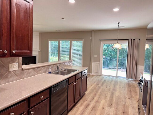 Building Photo - 180 Finchley Dr