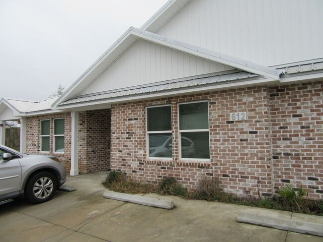 Foto del edificio - 612 Helen Ave