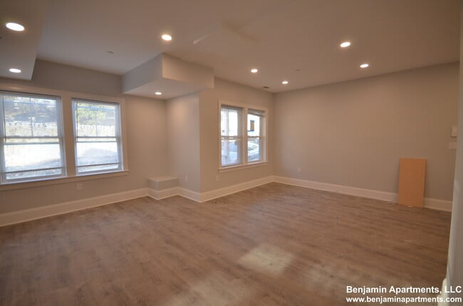Building Photo - 128 Kenrick St
