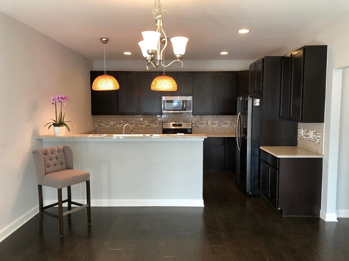 Foto principal - 5520 Arbor Chase Dr