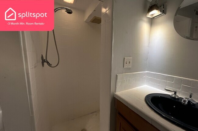 Building Photo - Private room in 1 bedroom Washington Apart...