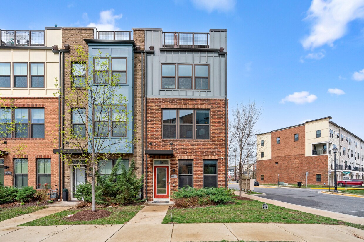 Foto principal - 6211 Chronicle St