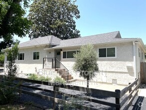 Building Photo - 352 E 7th Ave