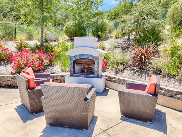 Área de lounge relajante en Crooked Oak en Loma Verde Preserve, CA, 94949 - Crooked Oak at Loma Verde Preserve Apartment Homes