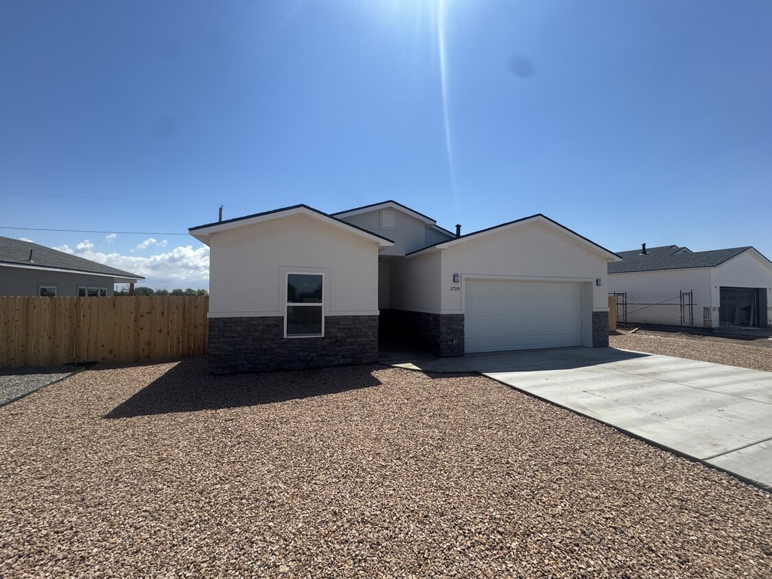 Primary Photo - 2709 W Onyx St